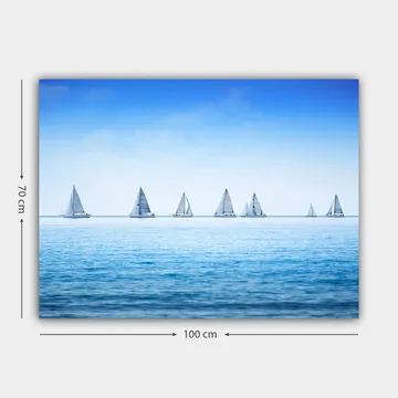 Canvastavla 70x100 cm - Segelbåtar som glider fram över en lugn sjö under en klar blå himmel - Blå / Vit - Inredning - Tavlor & posters - Canvastavla