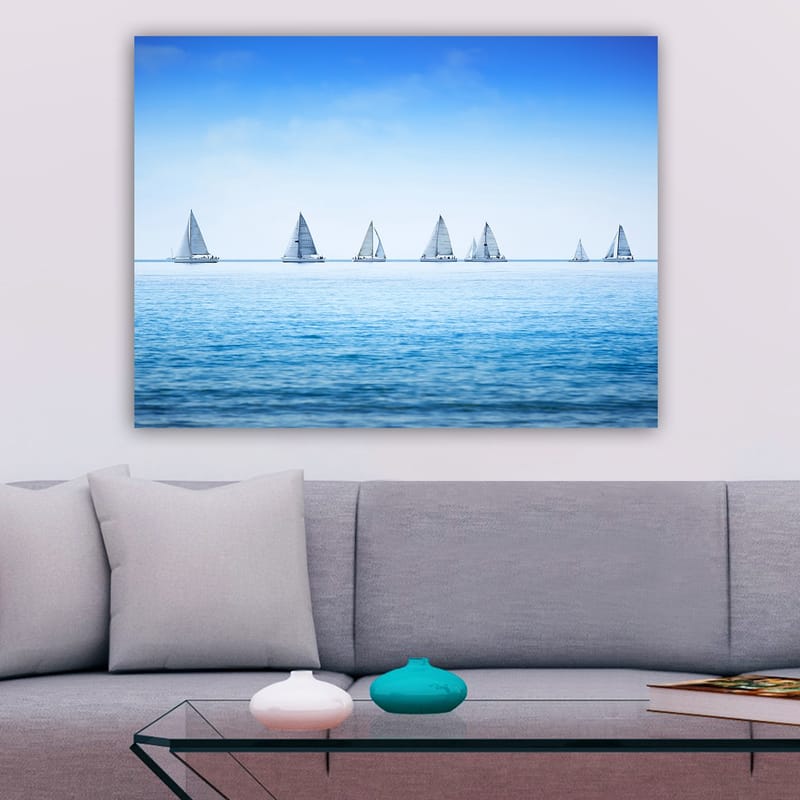 Canvastavla 70x100 cm - Segelbåtar som glider fram över en lugn sjö under en klar blå himmel - Blå / Vit - Inredning - Tavlor & posters - Canvastavla