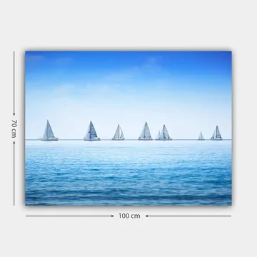 Canvastavla 70x100 cm - Segelbåtar som glider fram över en lugn sjö under en klar blå himmel - Blå / Vit - Inredning - Tavlor & posters - Canvastavla