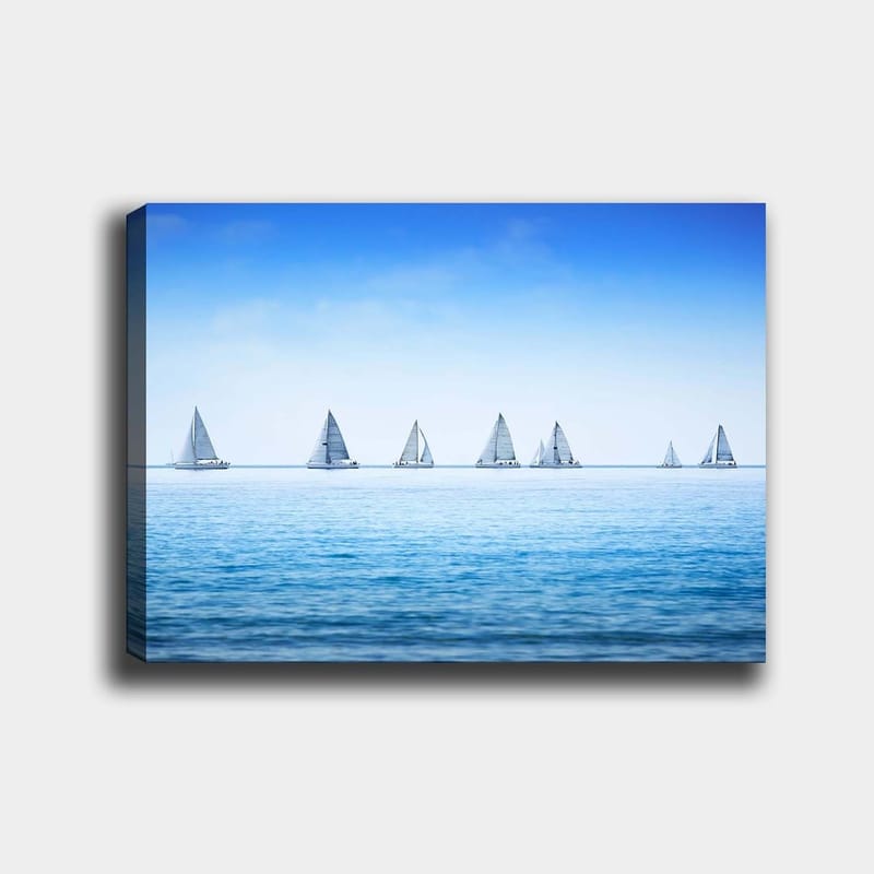 Canvastavla 70x100 cm - Segelbåtar som glider fram över en lugn sjö under en klar blå himmel, Blå / Vit