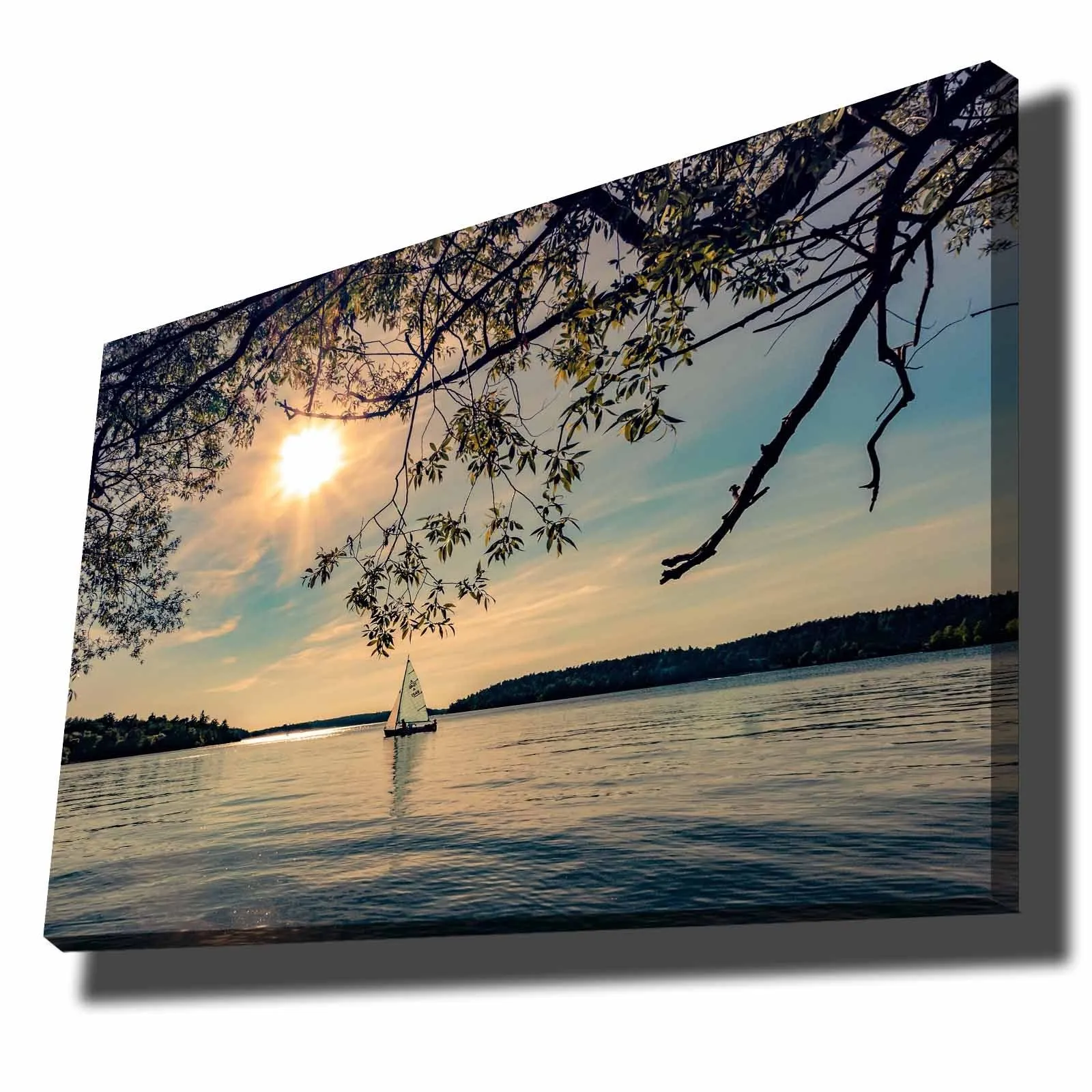 Canvastavla 70x100 cm - Segelbåt glider fram över en spegelblanka sjö under en solig himmel - Blå / Grön / Gul