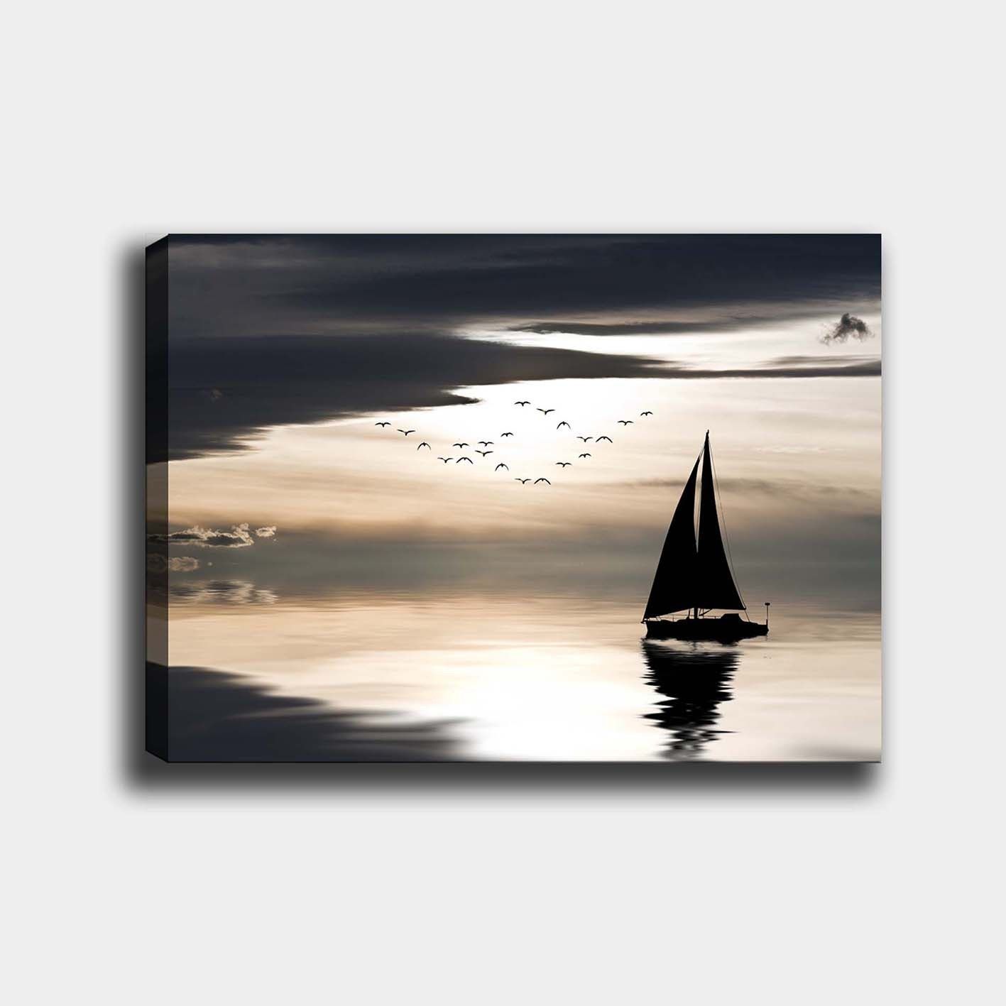 Canvastavla 70x100 cm - Segelbåt glider fram över en spegelblanka yta under en dramatisk himmel med fåglar som flyger förbi - Svart / Grå / Vit