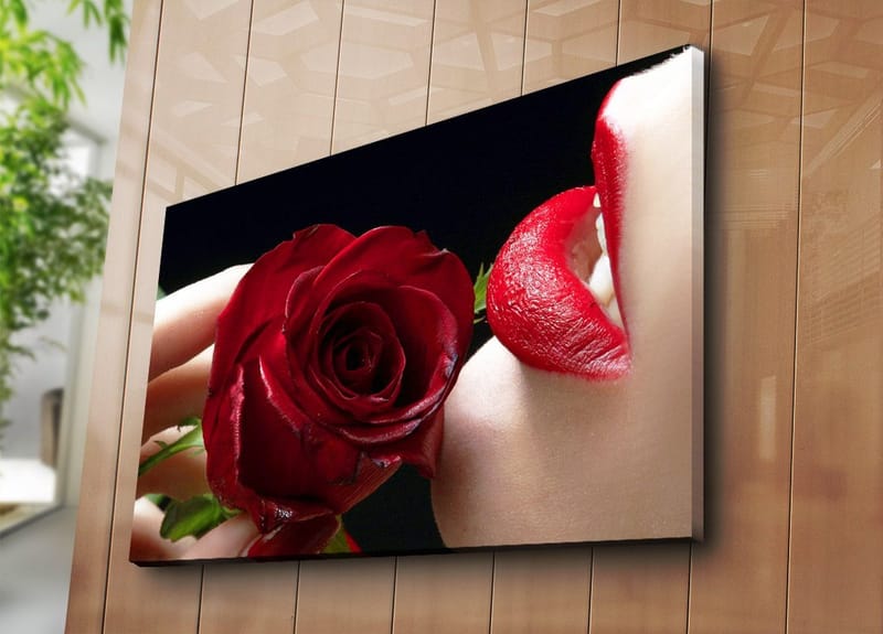 Canvastavla 70x100 cm - Sensuell närbild av en ros som hålls nära en läpp med röd läppstift - Röd / Grön - Inredning - Tavlor & posters - Canvastavla