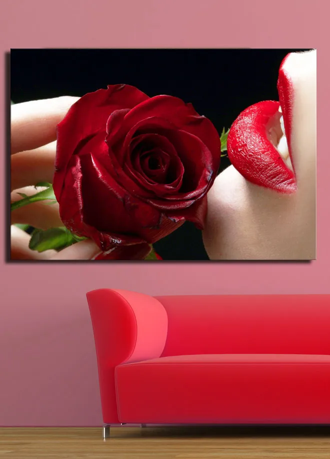 Canvastavla 70x100 cm - Sensuell närbild av en ros som hålls nära en läpp med röd läppstift - Röd / Grön - Inredning - Tavlor & posters - Canvastavla