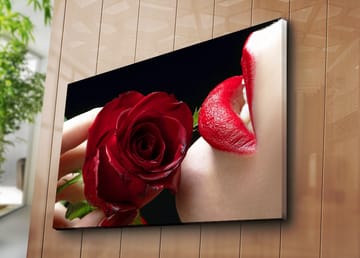 Canvastavla 70x100 cm - Sensuell närbild av en ros som hålls nära en läpp med röd läppstift - Röd / Grön - Inredning - Tavlor & posters - Canvastavla