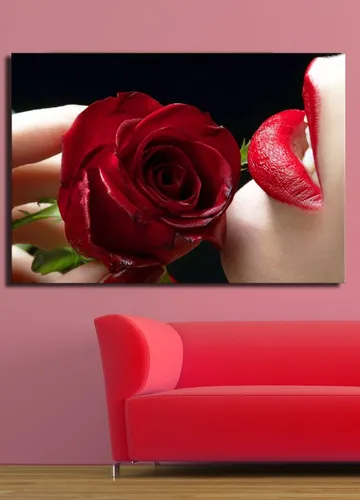 Canvastavla 70x100 cm - Sensuell närbild av en ros som hålls nära en läpp med röd läppstift - Röd / Grön - Inredning - Tavlor & posters - Canvastavla