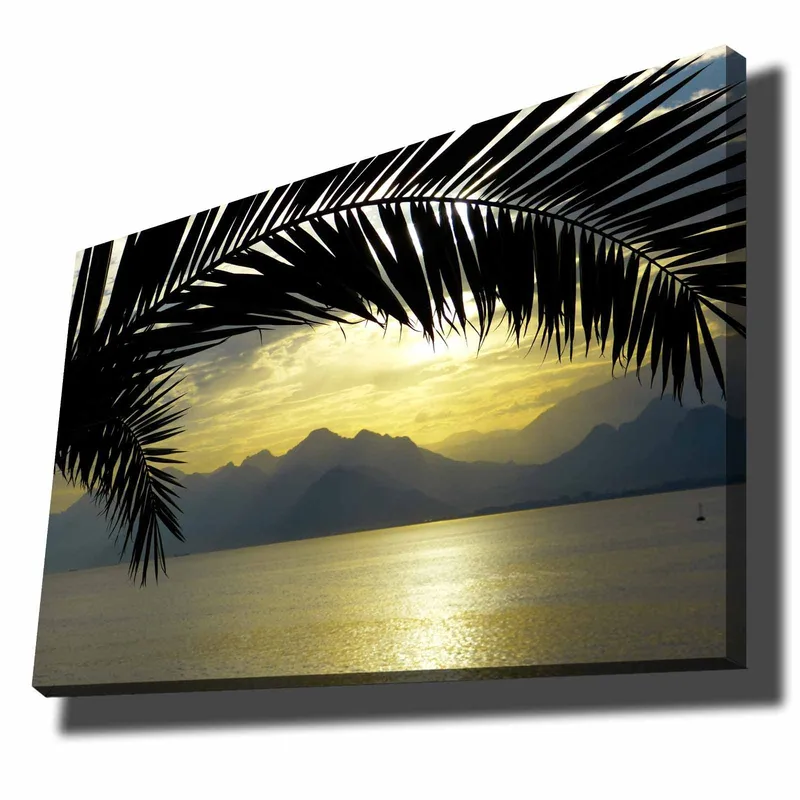 Canvastavla 70x100 cm - Silhuett av palmer mot en gyllene solnedgång över bergen och havet, Svart / Guld / Grå