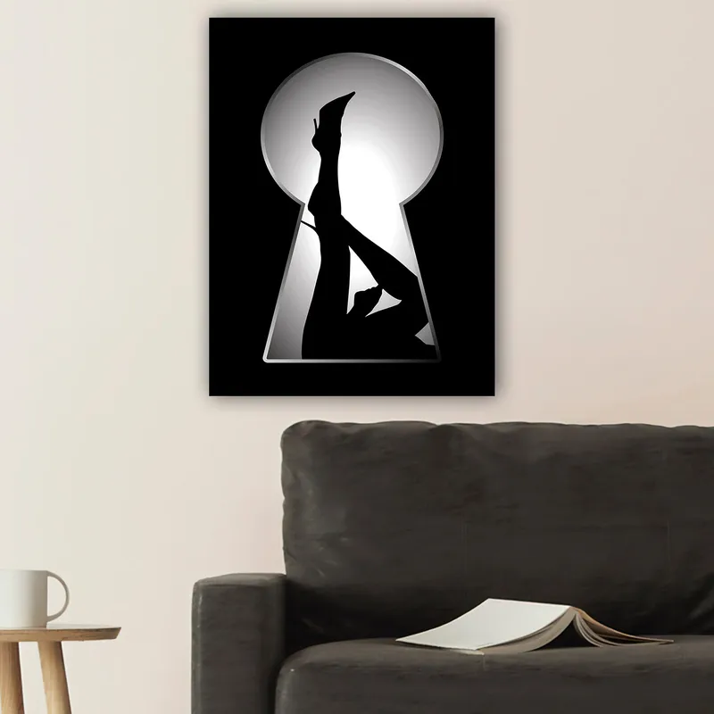 Canvastavla 70x100 cm - Silhuetten av en kvinna i högklackade skor genom ett nyckelhål - Svart / Vitt - Inredning - Tavlor & posters - Canvastavla