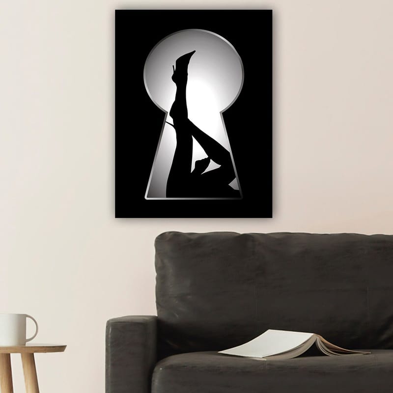 Canvastavla 70x100 cm - Silhuetten av en kvinna i högklackade skor genom ett nyckelhål - Svart / Vitt - Inredning - Tavlor & posters - Canvastavla