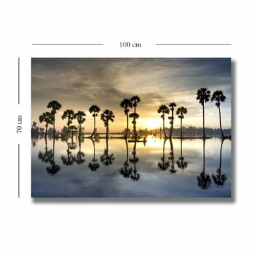 Canvastavla 70x100 cm - Silhuetter av palmer vid en spegelblanka sjö vid solnedgång - Guld / Blå / Svart - Inredning - Tavlor & posters - Canvastavla