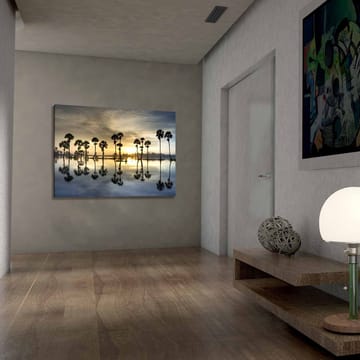 Canvastavla 70x100 cm - Silhuetter av palmer vid en spegelblanka sjö vid solnedgång - Guld / Blå / Svart - Inredning - Tavlor & posters - Canvastavla