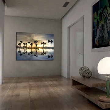 Canvastavla 70x100 cm - Silhuetter av palmer vid en spegelblanka sjö vid solnedgång - Guld / Blå / Svart - Inredning - Tavlor & posters - Canvastavla