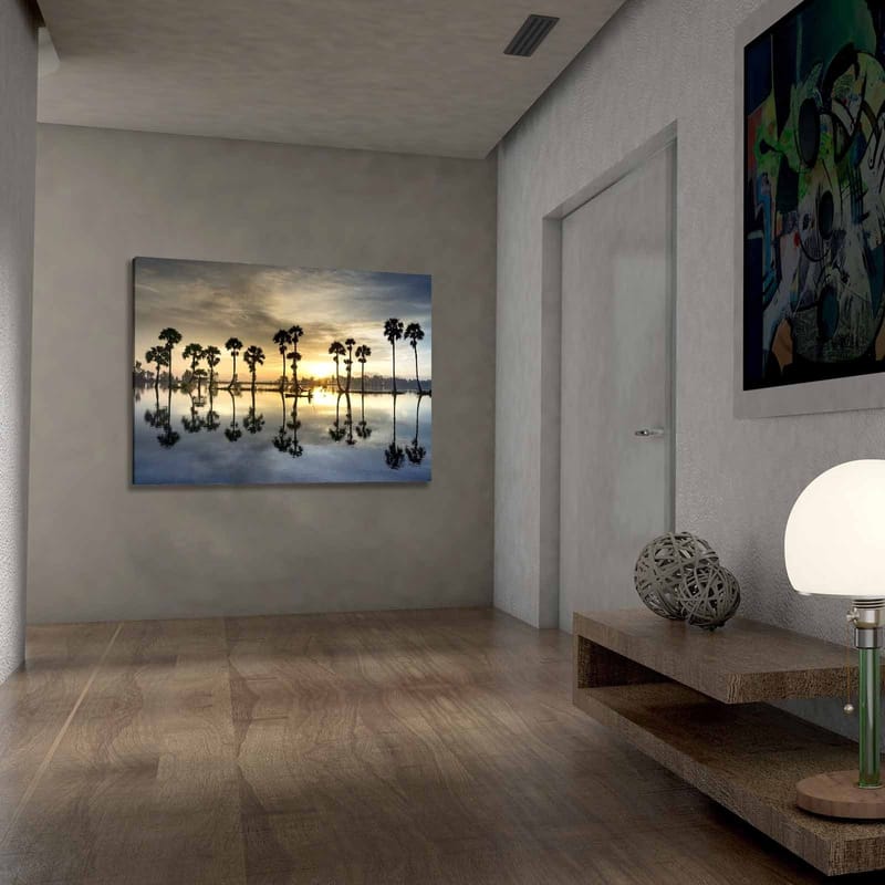Canvastavla 70x100 cm - Silhuetter av palmer vid en spegelblanka sjö vid solnedgång - Guld / Blå / Svart - Inredning - Tavlor & posters - Canvastavla
