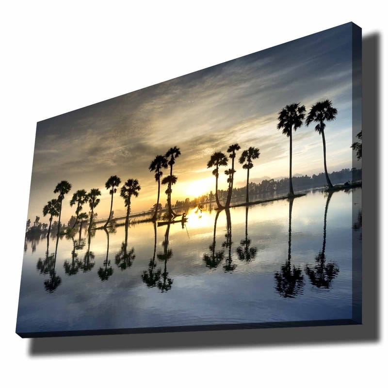 Canvastavla 70x100 cm - Silhuetter av palmer vid en spegelblanka sjö vid solnedgång, Guld / Blå / Svart