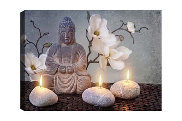 Canvastavla 70x100 cm - Sittande Buddha omgiven av blommor och stenar med tända ljus - Grå / Vit / Beige - Inredning - Tavlor & posters - Canvastavla