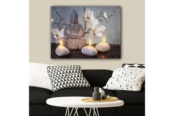 Canvastavla 70x100 cm - Sittande Buddha omgiven av blommor och stenar med tända ljus - Grå / Vit / Beige - Inredning - Tavlor & posters - Canvastavla