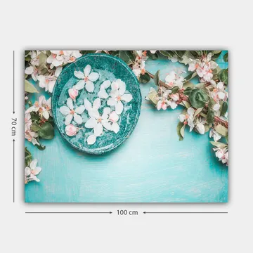 Canvastavla 70x100 cm - Skål med blommor omgiven av grönskande kvistar och blommor på en ljusblå bakgrund - Turkos / Vit / Rosa - Inredning - Tavlor & posters - Canvastavla