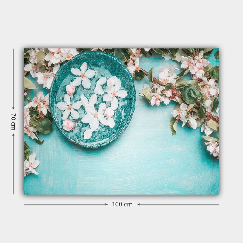 Canvastavla 70x100 cm - Skål med blommor omgiven av grönskande kvistar och blommor på en ljusblå bakgrund - Turkos / Vit / Rosa - Inredning - Tavlor & posters - Canvastavla