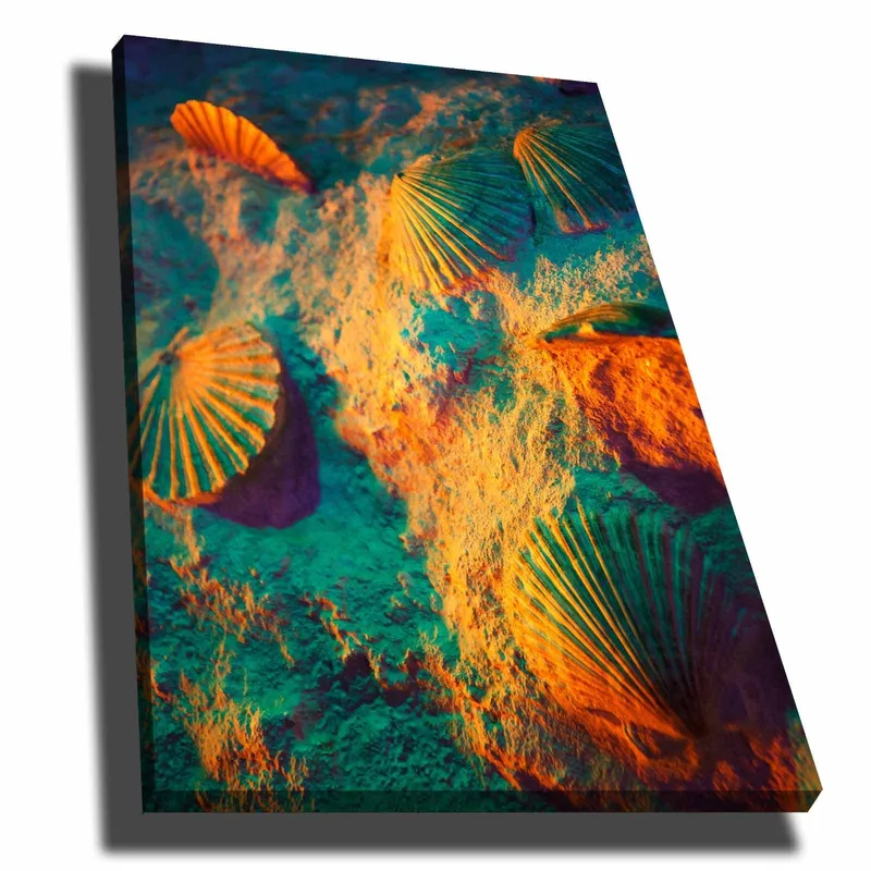 Canvastavla 70x100 cm - Skaldjursskal på sand med en färgglad och drömlik bakgrund, Turkos / Orange / Lila