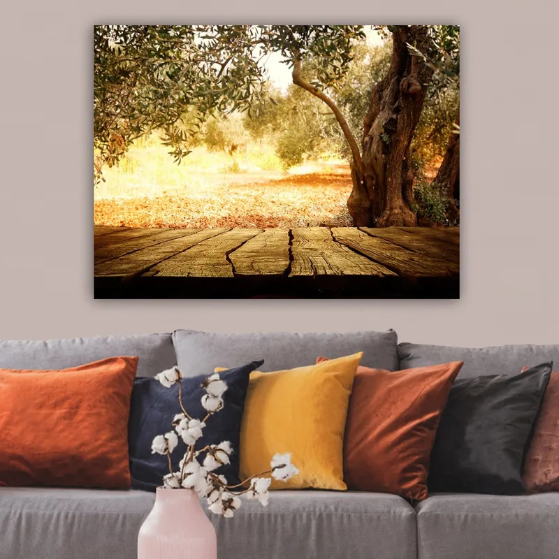 Canvastavla 70x100 cm - Solbelyst landskapsscen med olivträd och en träyta i förgrunden - Guld / Brun / Grön - Inredning - Tavlor & posters - Canvastavla
