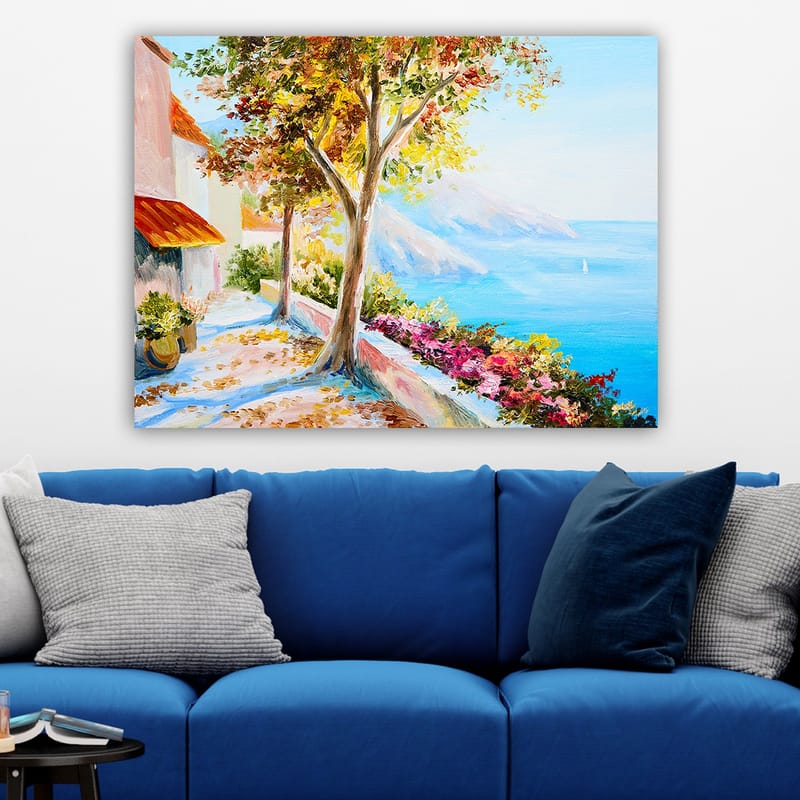 Canvastavla 70x100 cm - Solig kustpromenad med färgglada träd och blommor som leder ner mot havet - Blå / Grön / Orange - Inredning - Tavlor & posters - Canvastavla