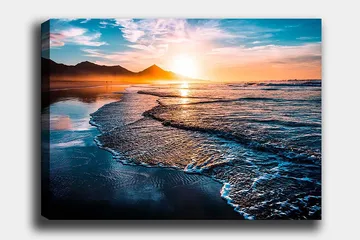 Canvastavla 70x100 cm - Solnedgång över en strand med mjuka vågor som rullar in mot kusten - Blå / Orange / Turkos - Inredning - Tavlor & posters - Canvastavla