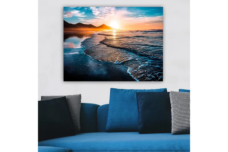 Canvastavla 70x100 cm - Solnedgång över en strand med mjuka vågor som rullar in mot kusten - Blå / Orange / Turkos - Inredning - Tavlor & posters - Canvastavla
