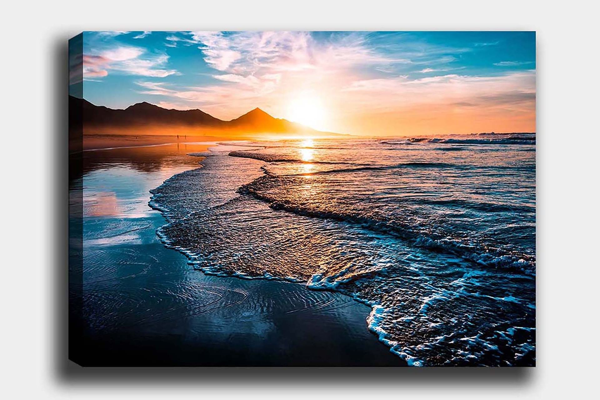 Canvastavla 70x100 cm - Solnedgång över en strand med mjuka vågor som rullar in mot kusten - Blå / Orange / Turkos
