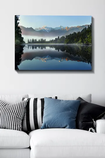 Canvastavla 70x100 cm - Spegelbild av majestätiska berg som reflekteras i en stilla sjö omgiven av grönskande skog - Blå / Grön / Vit - Inredning - Tavlor & posters - Canvastavla