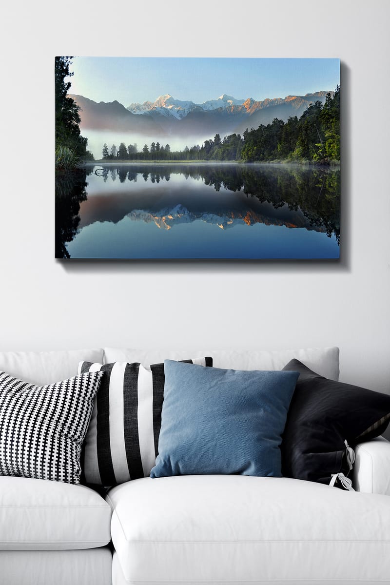 Canvastavla 70x100 cm - Spegelbild av majestätiska berg som reflekteras i en stilla sjö omgiven av grönskande skog - Blå / Grön / Vit - Inredning - Tavlor & posters - Canvastavla