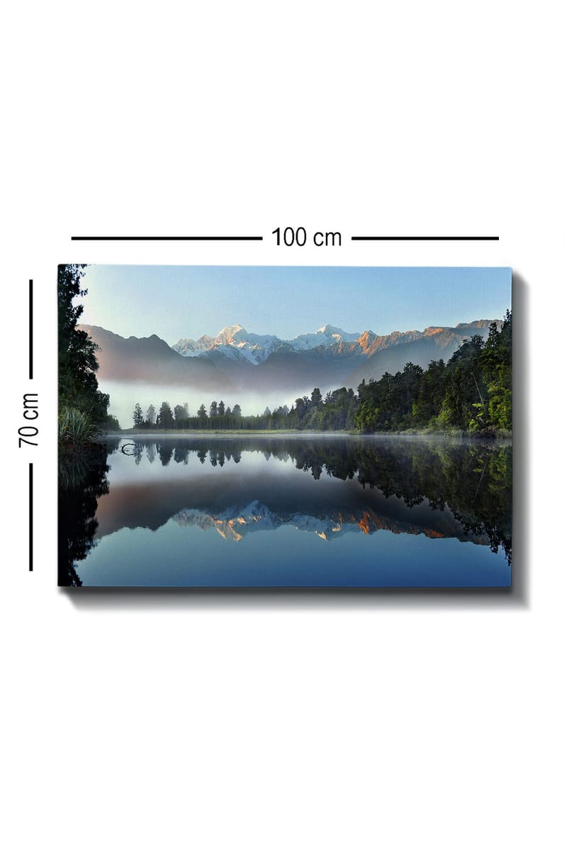 Canvastavla 70x100 cm - Spegelbild av majestätiska berg som reflekteras i en stilla sjö omgiven av grönskande skog - Blå / Grön / Vit - Inredning - Tavlor & posters - Canvastavla