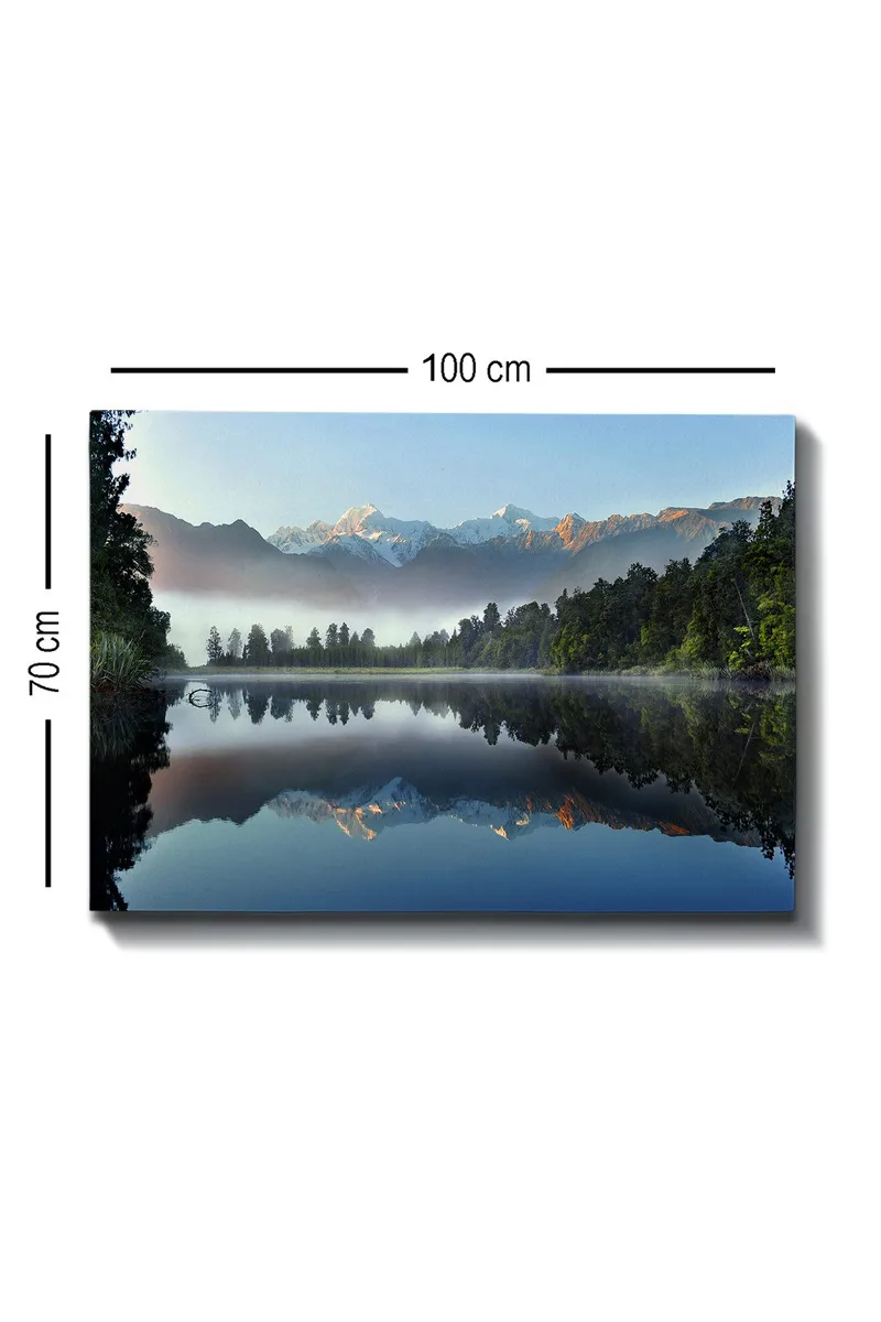 Canvastavla 70x100 cm - Spegelbild av majestätiska berg som reflekteras i en stilla sjö omgiven av grönskande skog - Blå / Grön / Vit - Inredning - Tavlor & posters - Canvastavla