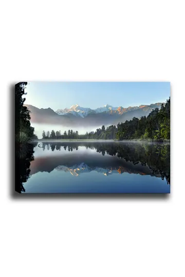 Canvastavla 70x100 cm - Spegelbild av majestätiska berg som reflekteras i en stilla sjö omgiven av grönskande skog - Blå / Grön / Vit - Inredning - Tavlor & posters - Canvastavla