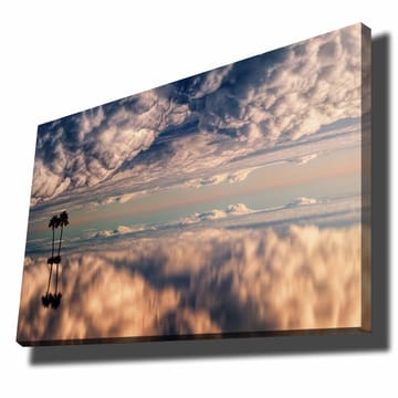 Canvastavla 70x100 cm - Stämningsfull landskapsmålning med palmer som speglas i en drömlik himmel fylld av moln - Blå / Beige / Vit - Inredning - Tavlor & posters - Canvastavla