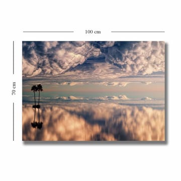 Canvastavla 70x100 cm - Stämningsfull landskapsmålning med palmer som speglas i en drömlik himmel fylld av moln - Blå / Beige / Vit - Inredning - Tavlor & posters - Canvastavla