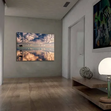 Canvastavla 70x100 cm - Stämningsfull landskapsmålning med palmer som speglas i en drömlik himmel fylld av moln - Blå / Beige / Vit - Inredning - Tavlor & posters - Canvastavla