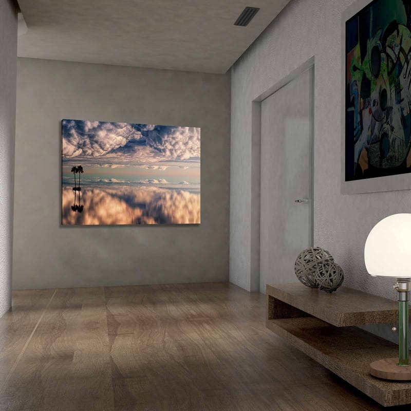 Canvastavla 70x100 cm - Stämningsfull landskapsmålning med palmer som speglas i en drömlik himmel fylld av moln - Blå / Beige / Vit - Inredning - Tavlor & posters - Canvastavla