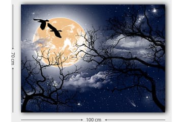 Canvastavla 70x100 cm - Stämningsfull nattlandskap med en stor måne och silhuetter av träd samt fåglar som flyger över himlen - Mörkblå / Svart / Ljusgul - Inredning - Tavlor & posters - Canvastavla