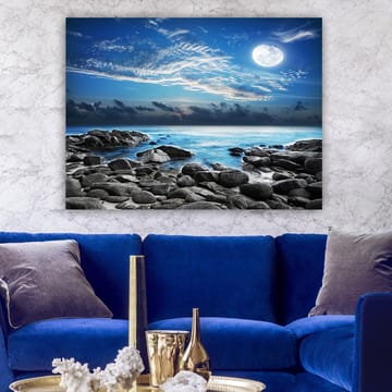 Canvastavla 70x100 cm - Stämningsfull naturscen med en måne som lyser över en klippig strand och stilla hav - Blå / Grå / Vit - Inredning - Tavlor & posters - Canvastavla