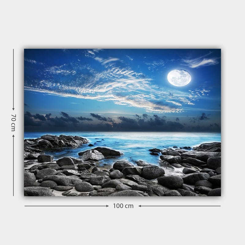 Canvastavla 70x100 cm - Stämningsfull naturscen med en måne som lyser över en klippig strand och stilla hav - Blå / Grå / Vit - Inredning - Tavlor & posters - Canvastavla