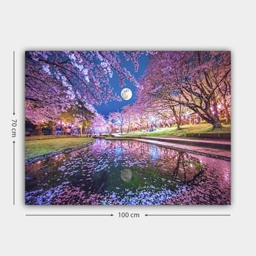 Canvastavla 70x100 cm - Stämningsfull scen med körsbärsträd i blom och en fullmåne som speglas i en stilla sjö - Rosa / Blå / Grön - Inredning - Tavlor & posters - Canvastavla