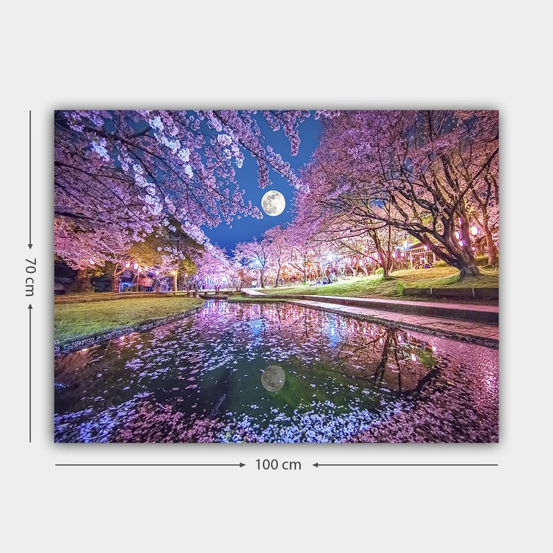 Canvastavla 70x100 cm - Stämningsfull scen med körsbärsträd i blom och en fullmåne som speglas i en stilla sjö - Rosa / Blå / Grön - Inredning - Tavlor & posters - Canvastavla