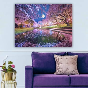 Canvastavla 70x100 cm - Stämningsfull scen med körsbärsträd i blom och en fullmåne som speglas i en stilla sjö - Rosa / Blå / Grön - Inredning - Tavlor & posters - Canvastavla