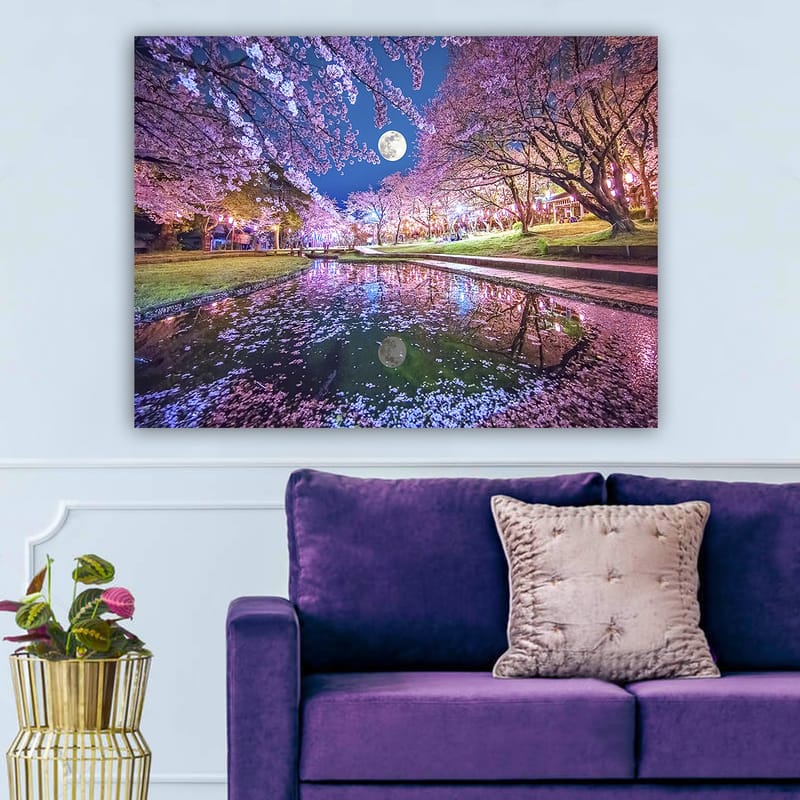 Canvastavla 70x100 cm - Stämningsfull scen med körsbärsträd i blom och en fullmåne som speglas i en stilla sjö - Rosa / Blå / Grön - Inredning - Tavlor & posters - Canvastavla