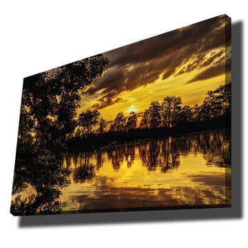 Canvastavla 70x100 cm - Stämningsfull solnedgång över en spegelblanka sjö, omgiven av silhouetter av träd - Guld / Svart / Mörkgrön - Inredning - Tavlor & posters - Canvastavla