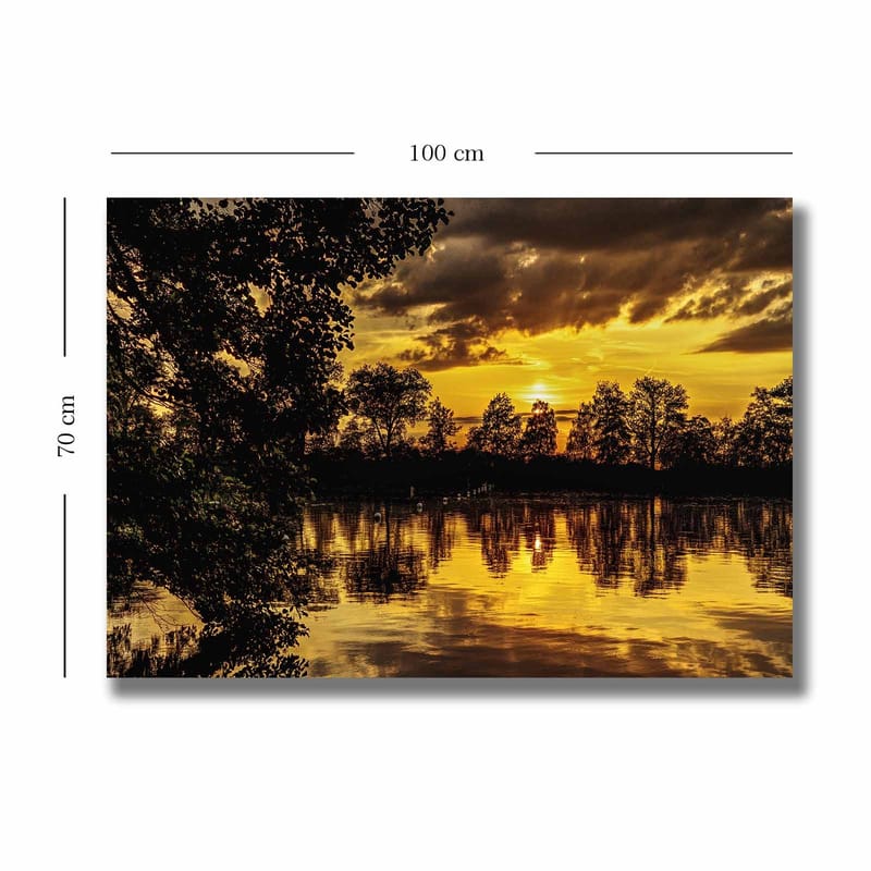 Canvastavla 70x100 cm - Stämningsfull solnedgång över en spegelblanka sjö, omgiven av silhouetter av träd - Guld / Svart / Mörkgrön - Inredning - Tavlor & posters - Canvastavla