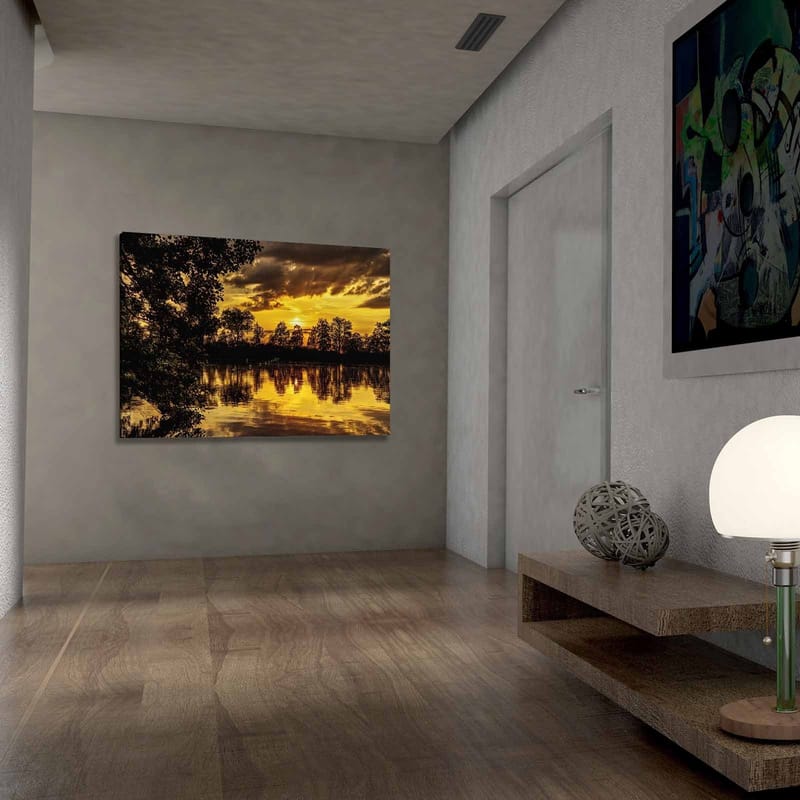 Canvastavla 70x100 cm - Stämningsfull solnedgång över en spegelblanka sjö, omgiven av silhouetter av träd - Guld / Svart / Mörkgrön - Inredning - Tavlor & posters - Canvastavla