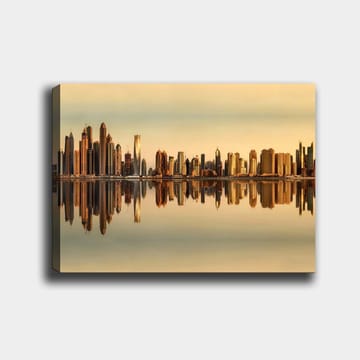 Canvastavla 70x100 cm - Stadssilhuett med moderna skyskrapor som speglas i vattnet vid solnedgången - Guld / Orange / Beige - Inredning - Tavlor & posters - Canvastavla