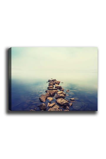 Canvastavla 70x100 cm - Stenlagd väg som sträcker sig över en stilla vattenyta - Grå / Blå / Beige - Inredning - Tavlor & posters - Canvastavla