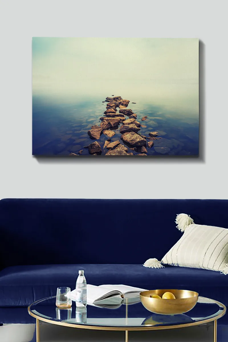 Canvastavla 70x100 cm - Stenlagd väg som sträcker sig över en stilla vattenyta - Grå / Blå / Beige - Inredning - Tavlor & posters - Canvastavla